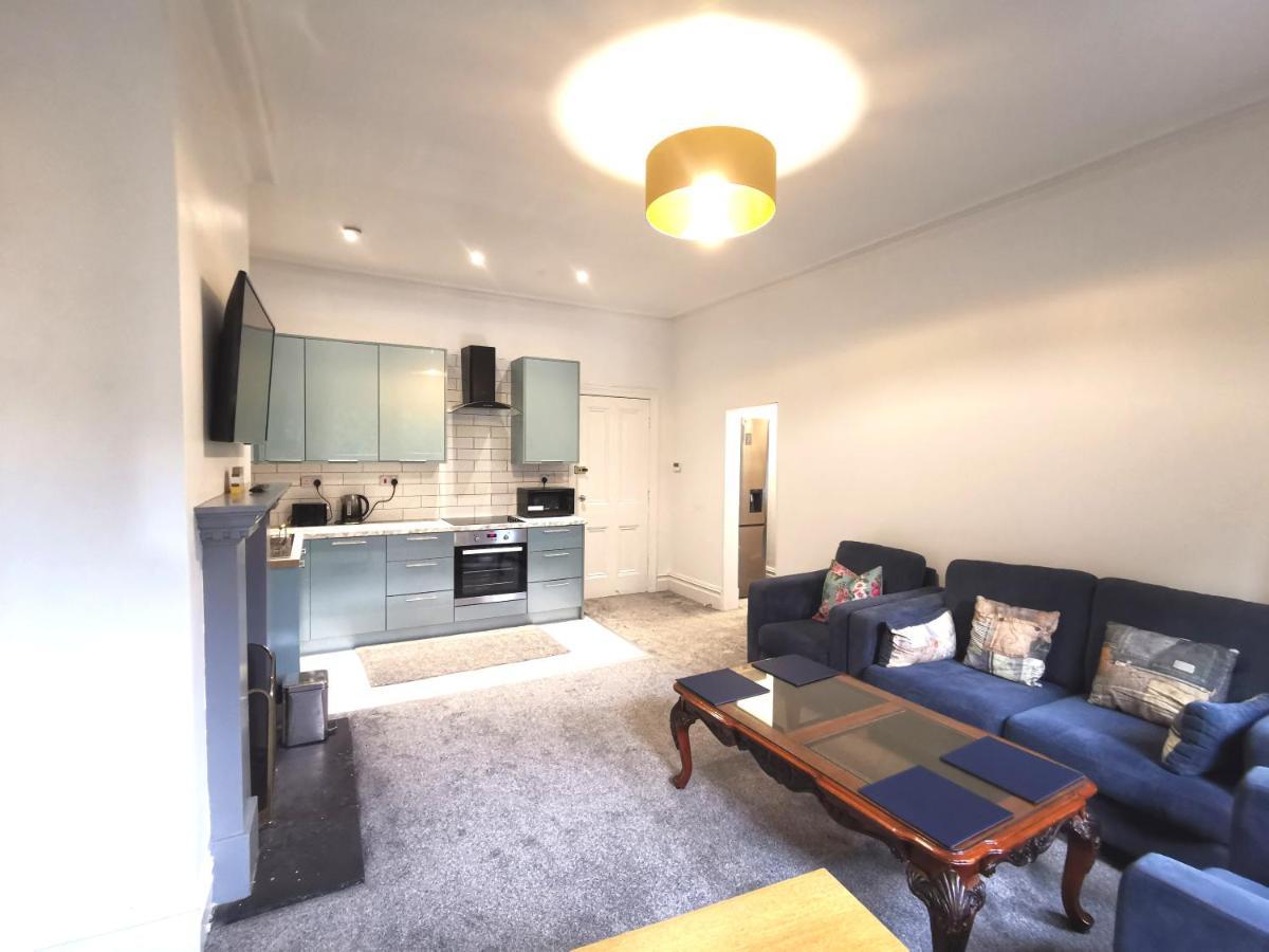 Flat-B, 4 Adults, 20 Mins To Beach, Netflix, Wifi, Sleeps 4 Adults Bournemouth Bagian luar foto
