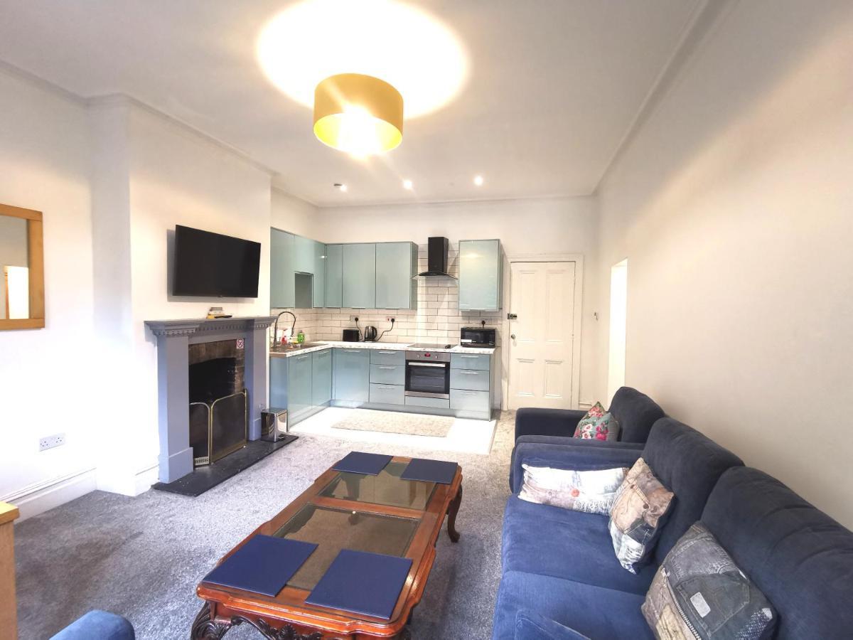 Flat-B, 4 Adults, 20 Mins To Beach, Netflix, Wifi, Sleeps 4 Adults Bournemouth Bagian luar foto