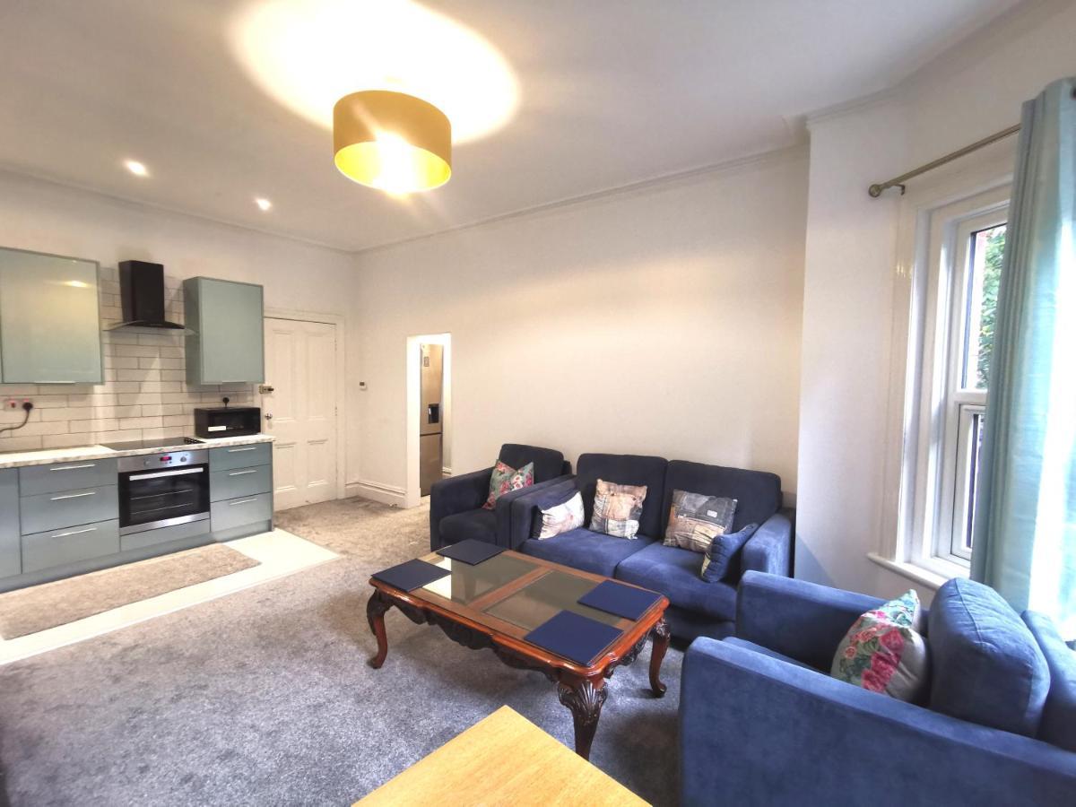 Flat-B, 4 Adults, 20 Mins To Beach, Netflix, Wifi, Sleeps 4 Adults Bournemouth Bagian luar foto