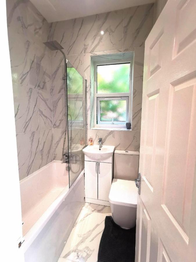 Flat-B, 4 Adults, 20 Mins To Beach, Netflix, Wifi, Sleeps 4 Adults Bournemouth Bagian luar foto