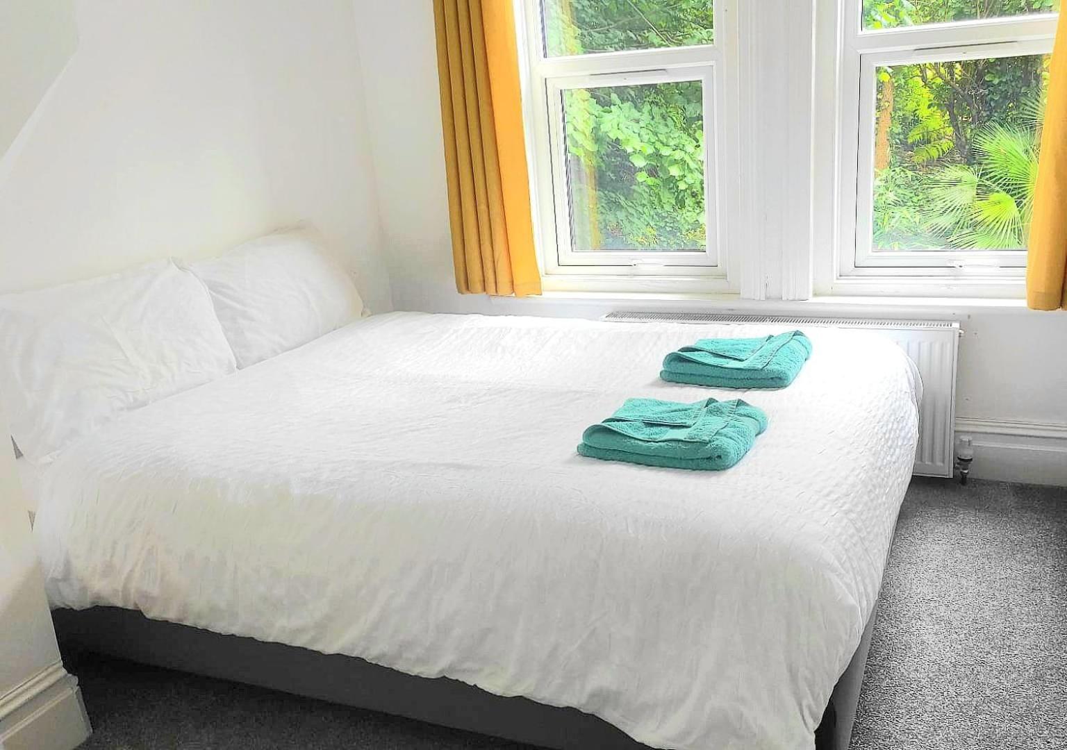Flat-B, 4 Adults, 20 Mins To Beach, Netflix, Wifi, Sleeps 4 Adults Bournemouth Bagian luar foto
