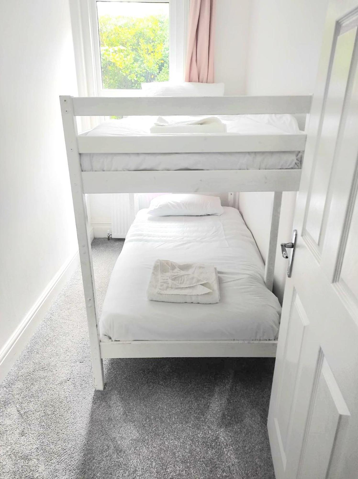 Flat-B, 4 Adults, 20 Mins To Beach, Netflix, Wifi, Sleeps 4 Adults Bournemouth Bagian luar foto